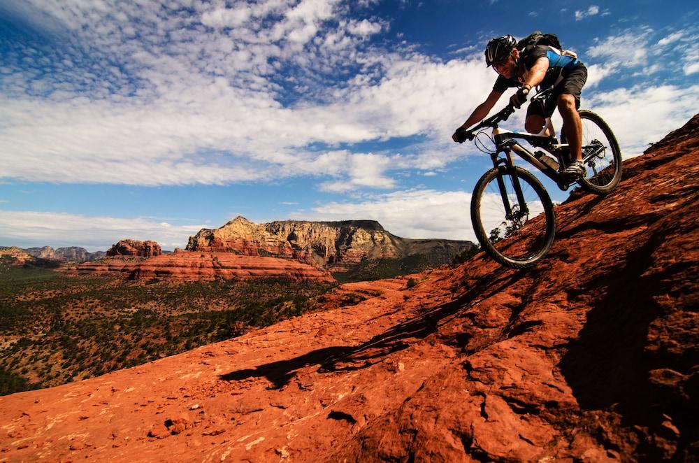 Отель Grace Кафайяте Экстерьер фото A mountain biker in Sedona, Arizona